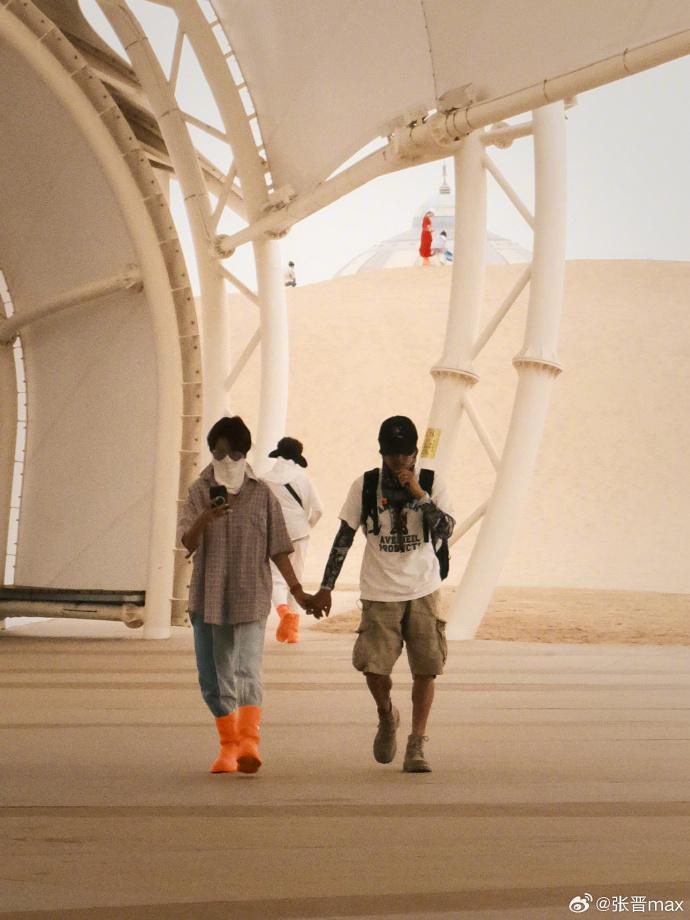 張晉在微博分享在寧夏的照片,蔡少芬帶埋囡囡和囝囝一齊去。