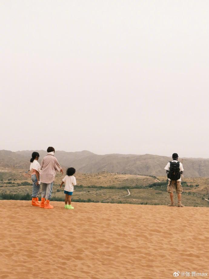 張晉在微博分享在寧夏的照片,蔡少芬帶埋囡囡和囝囝一齊去。