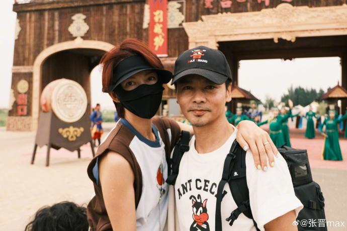 張晉在微博分享在寧夏的照片,蔡少芬帶埋囡囡和囝囝一齊去。