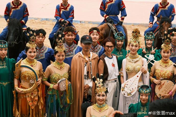 張晉在微博分享在寧夏的照片,蔡少芬帶埋囡囡和囝囝一齊去。