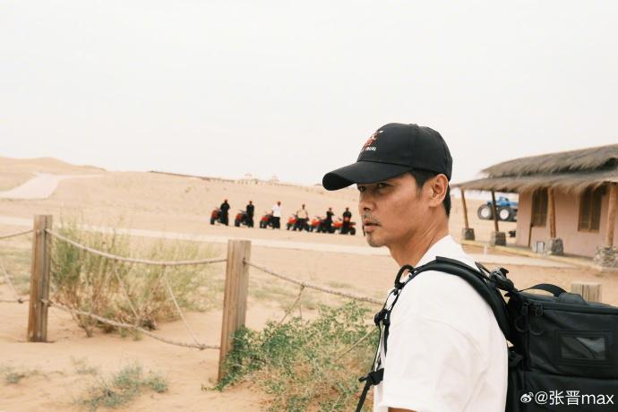 張晉在微博分享在寧夏的照片,蔡少芬帶埋囡囡和囝囝一齊去。