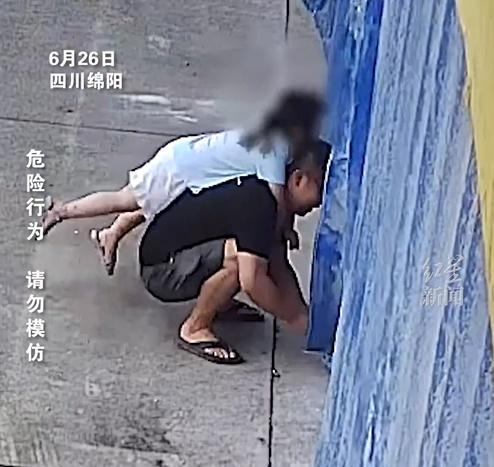 女兒就從背後抱住他的頸項,並讓自己的身軀掛在男子背上。(微博)