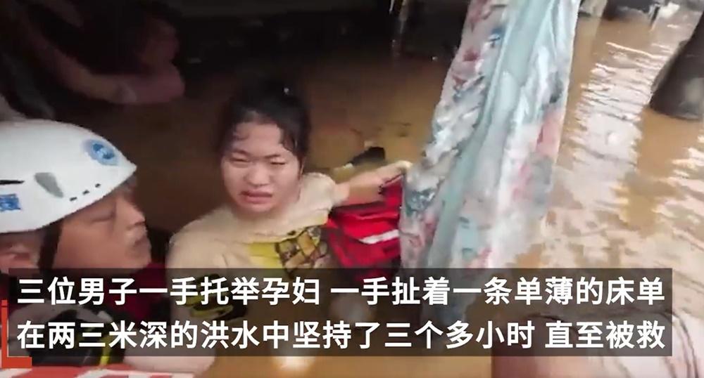 救援員:他們很堅強很偉大。(微博)