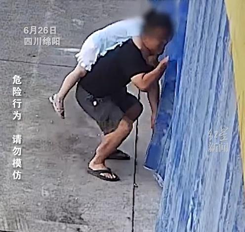 當男子站起來時,女兒仍沒有鬆手,結果就令男子當場失去意識。(微博)