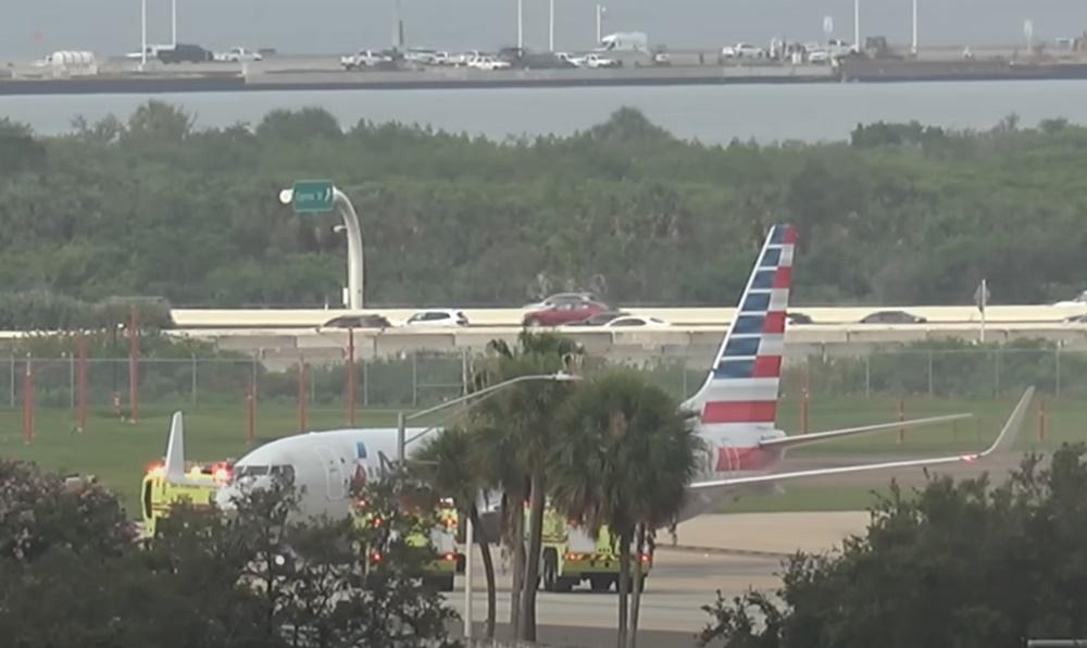 飛機緊急停下,可見右邊輪胎起火,緊急車輛隨後迅速趕到現場,向起火輪胎射水。(YouTube)