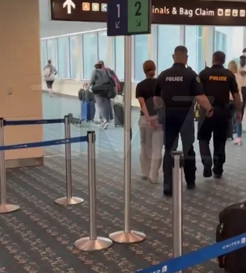 警方隨即登機、將鬧事女乘客帶走。(X)