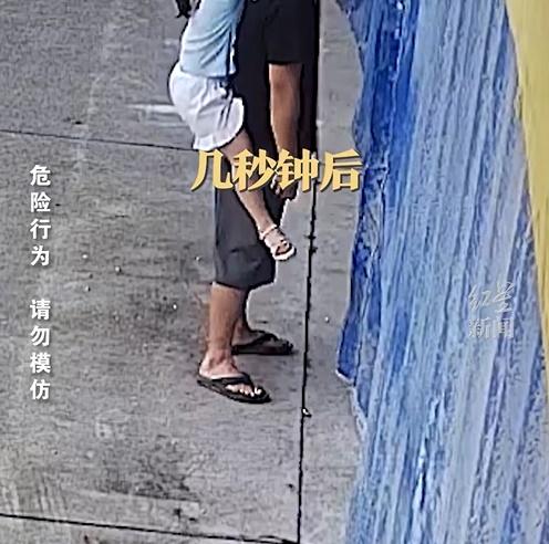 當男子站起來時,女兒仍沒有鬆手,結果就令男子當場失去意識。(微博)