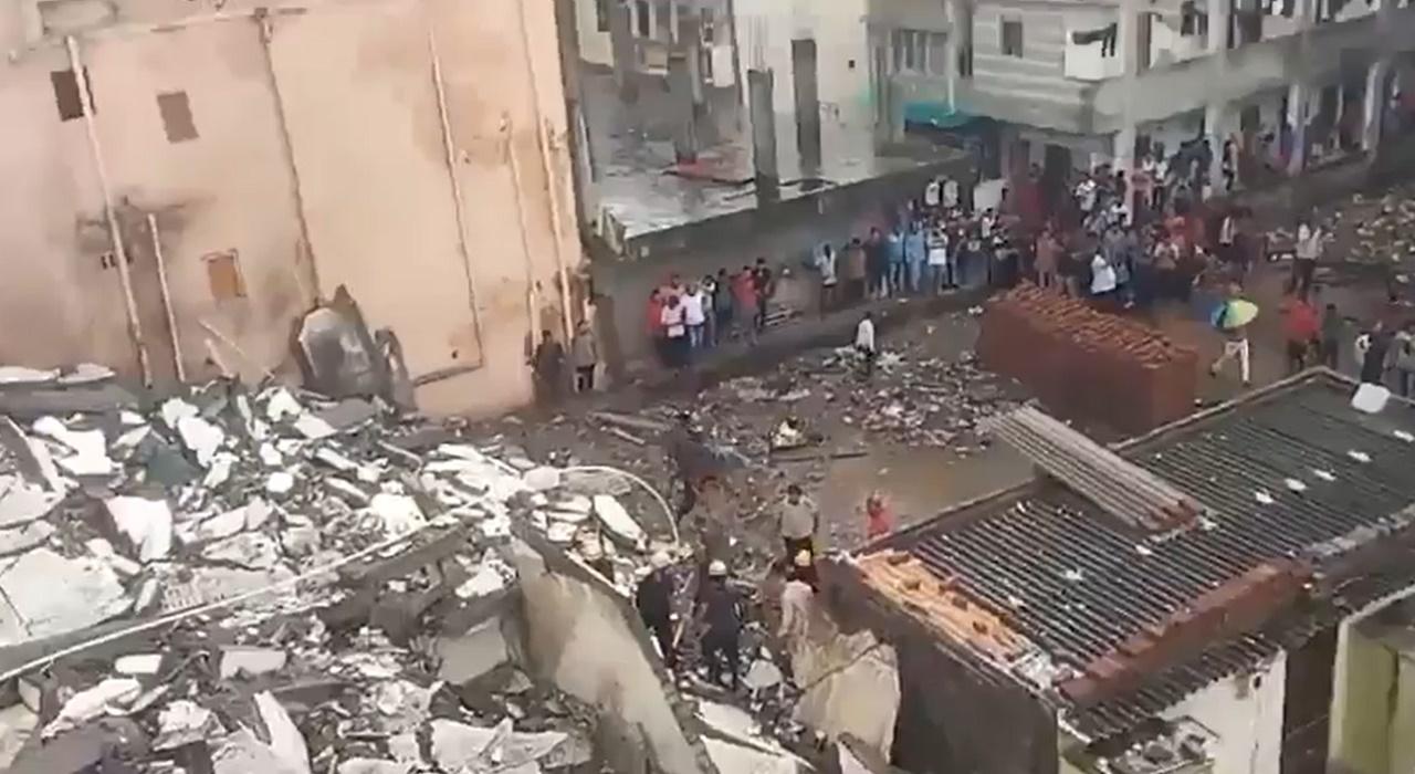 警方:住宅大樓是非法建造。(X)