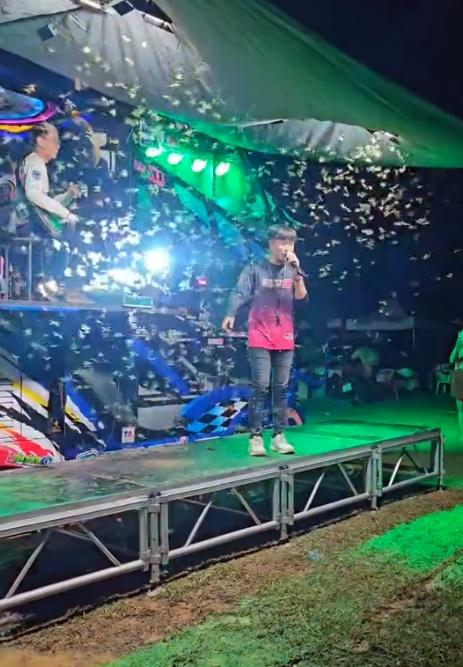 Siwakrothok與樂隊成員在成千上萬的飛蟻包圍下落力演出。(FB)