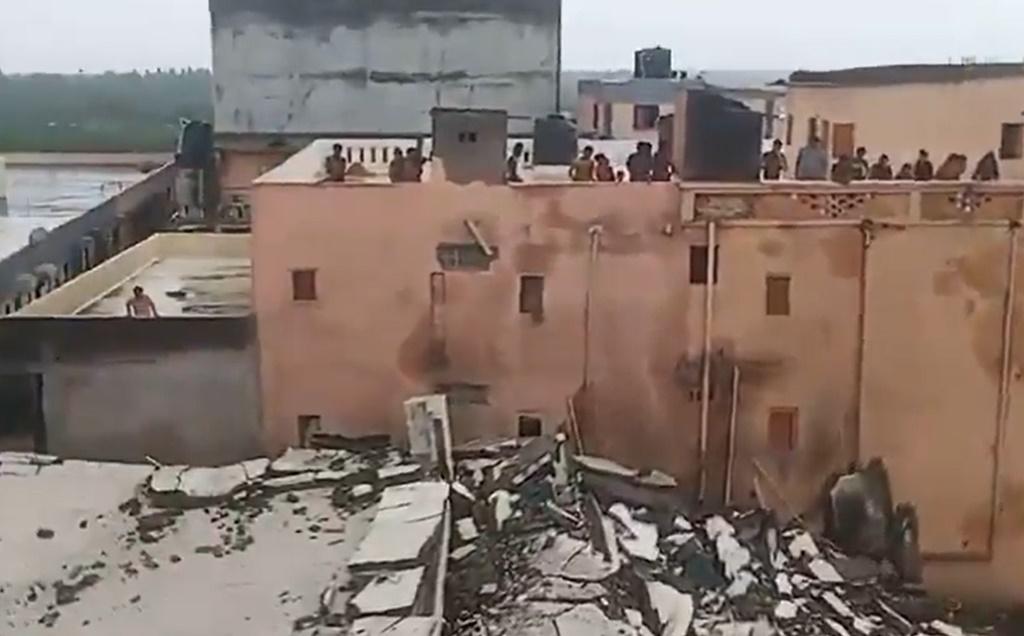 報道指,倒塌大樓於2017年完工,雖然屋齡才7、8年,但由於缺乏維護,建築物破舊不堪。(X)