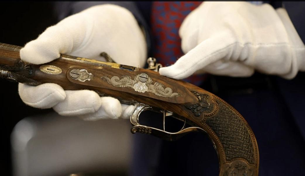 手槍槍身及槍管刻有華美浮雕,槍枝組件上的雕刻精細,槍身上還鑲嵌拿破崙頭像裝飾。(網上圖片)