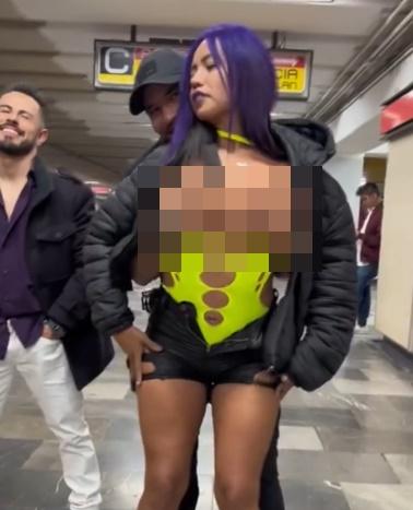 Luna Bella與兩名穿著「警察」服裝的男子,在車廂內做出不雅行為。(X)