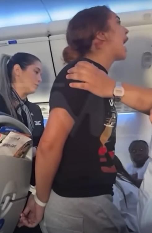 女子繼續大罵其他乘客,並指控空中服務員「態度有問題」,畫面相當混亂。(X)