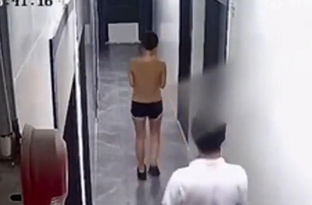 女子被猖狂男尾隨企正身後等開門,卻因一事逃過一劫。(微博)