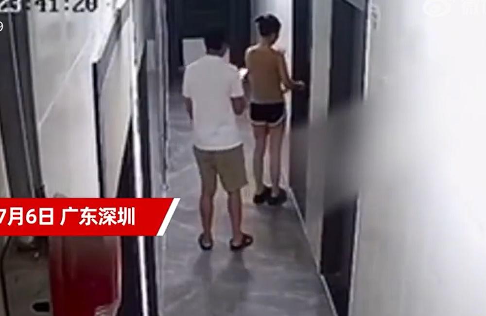 男子手持手機緊緊尾隨,雙方僅有一步之遙。(微博)