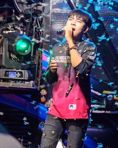 歌手:是我第一次吃下活飛蟻。(FB)