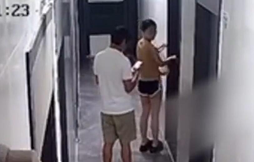 女子開門時察覺有異,轉面去看了那男子兩眼,那男子居然猖狂的企定定,完全沒有心虛迴避的反應。(微博)