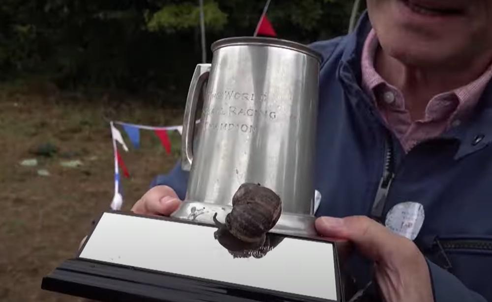 Jeff的主人Simon從主辦人手上接過獎杯。(YouTube)