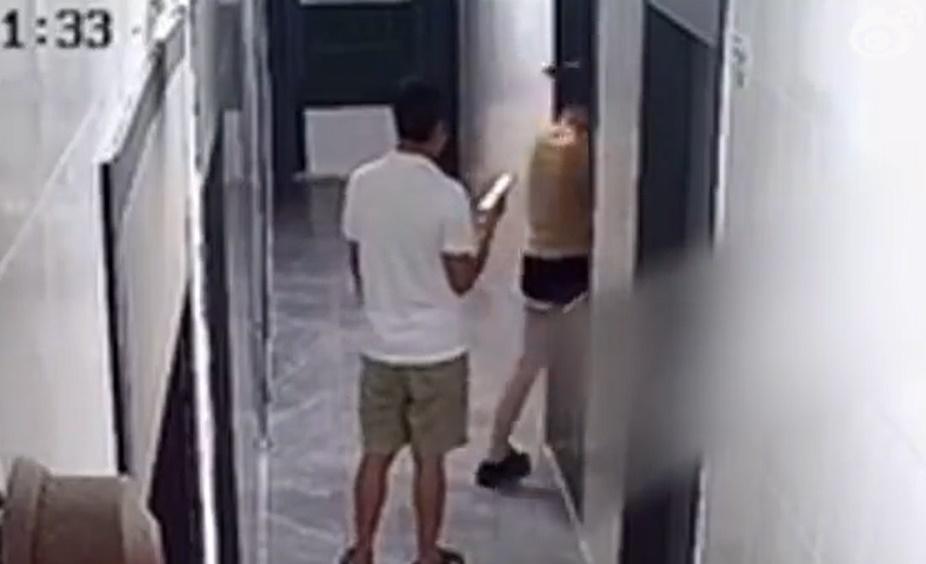 女子亦顯得淡定,女生開門進屋後。(微博)