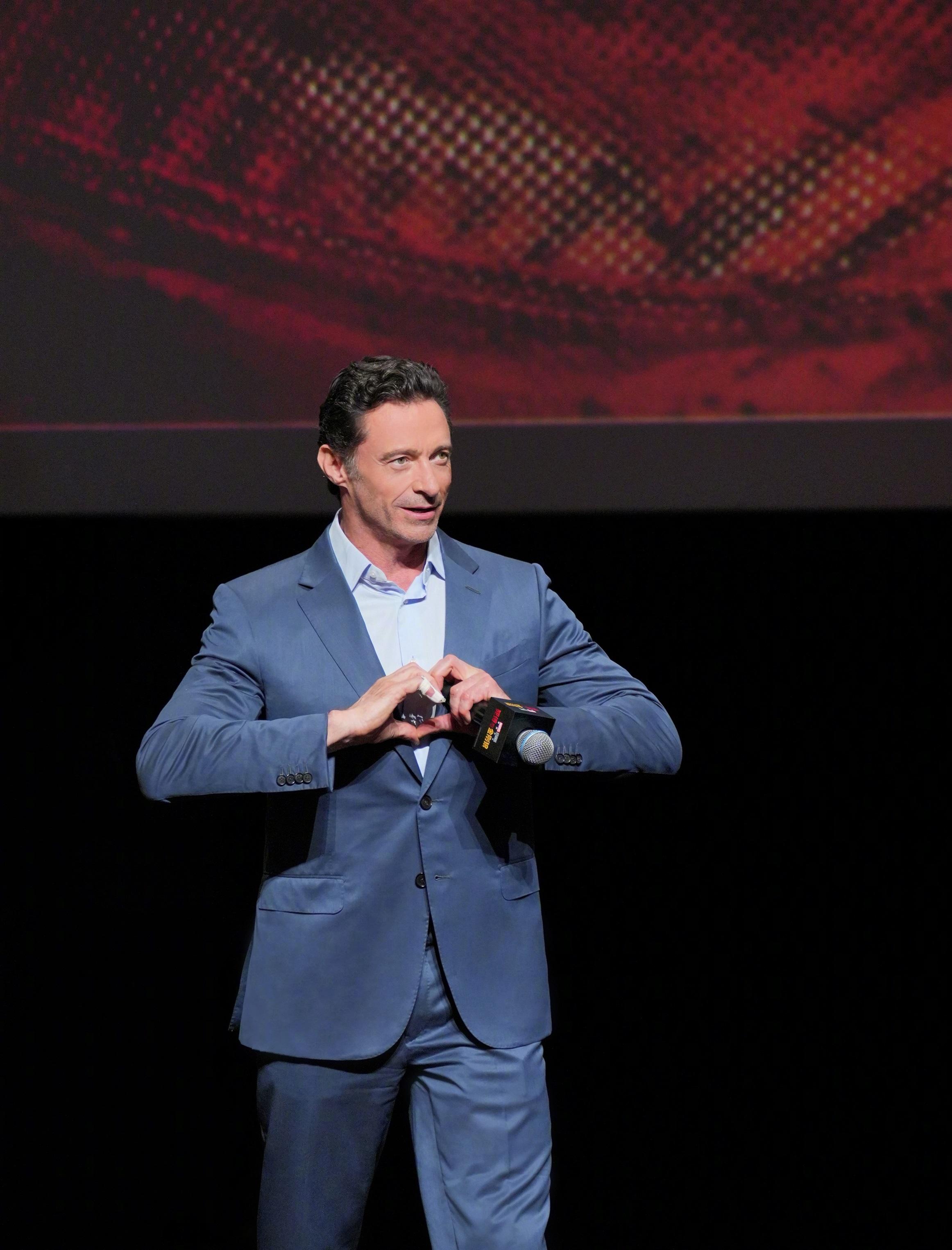 曉治積曼(Hugh Jackman) 向觀眾大派心心。