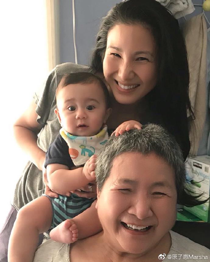 鄭佩佩女兒原子鏸不時公三代同堂照片。