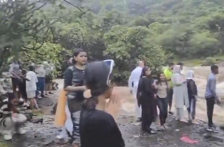 岸上民眾焦急萬分,卻礙於河水湍急,不敢貿然落水救援。(X)