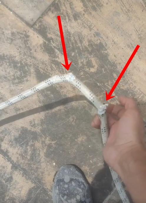 該業主竟直接用鏟子將安全繩的副繩砍成3截。(微博)