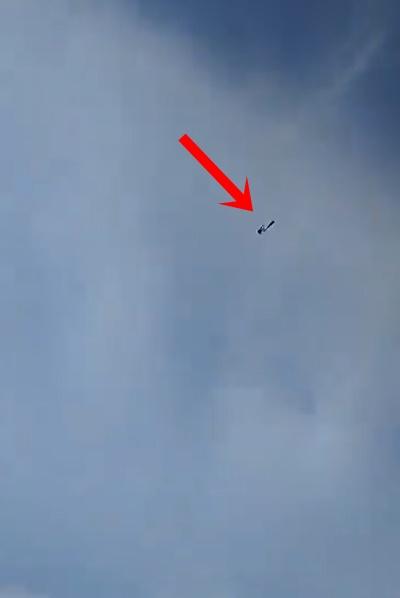 其中一名20歲學員Emmanuel Velázquez在百米高空從直升機一躍而下,但未能順利打開降落傘。(X)