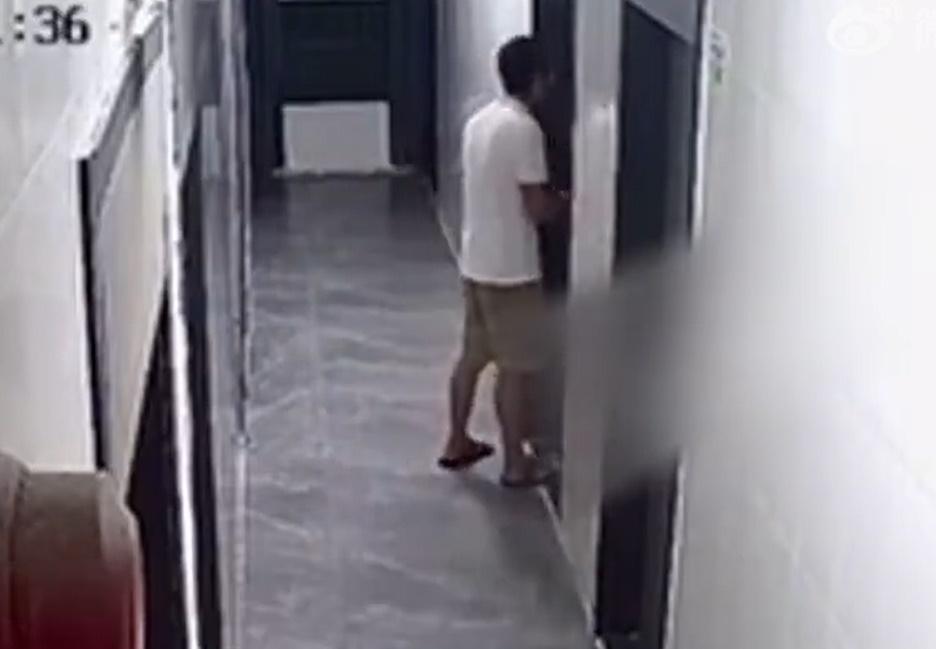 男子亦想跟著進去,惟卻突然退出門口,轉身離開。(微博)