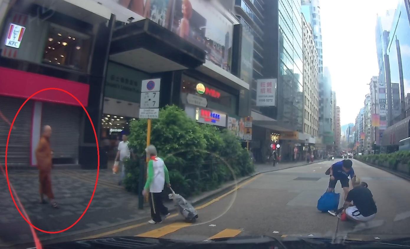 車Cam直擊|旁邊和尚冷眼旁觀,未有施以援手。(網片截圖)