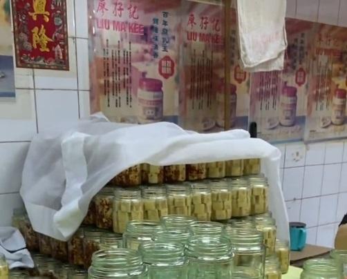 廖孖記腐乳結業|牆上掛有「廖孖記」字樣的海報。(網片截圖)