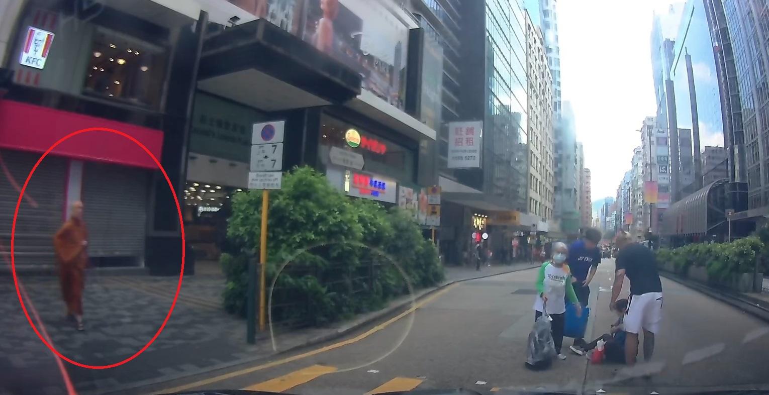 車Cam直擊|旁邊和尚冷眼旁觀,未有施以援手。(網片截圖)