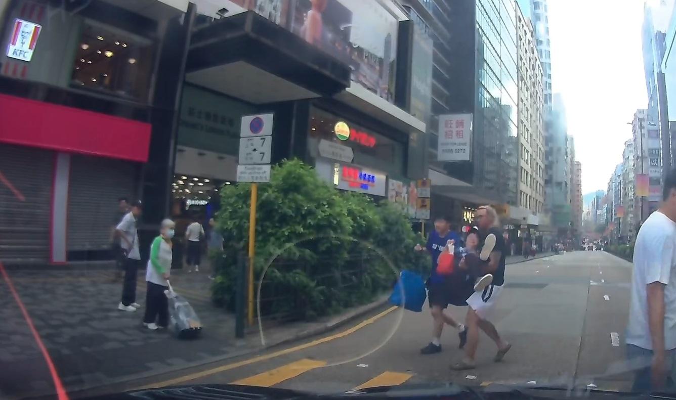 車Cam直擊|司機和途人合力將婆婆送回行人路。(網片截圖)