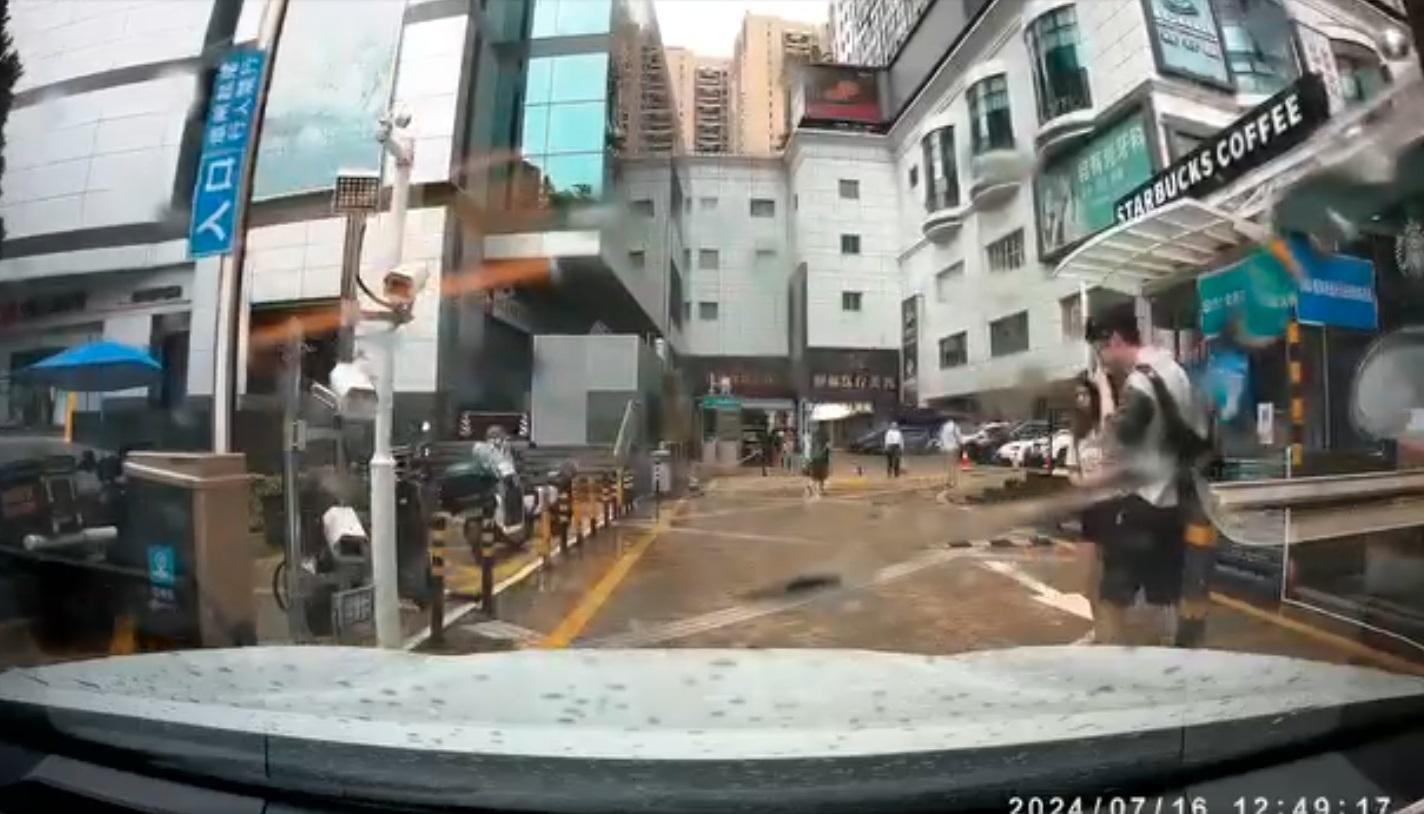 車Cam直擊|深圳男行馬路出閘遭欄杆撞到。(網片截圖)