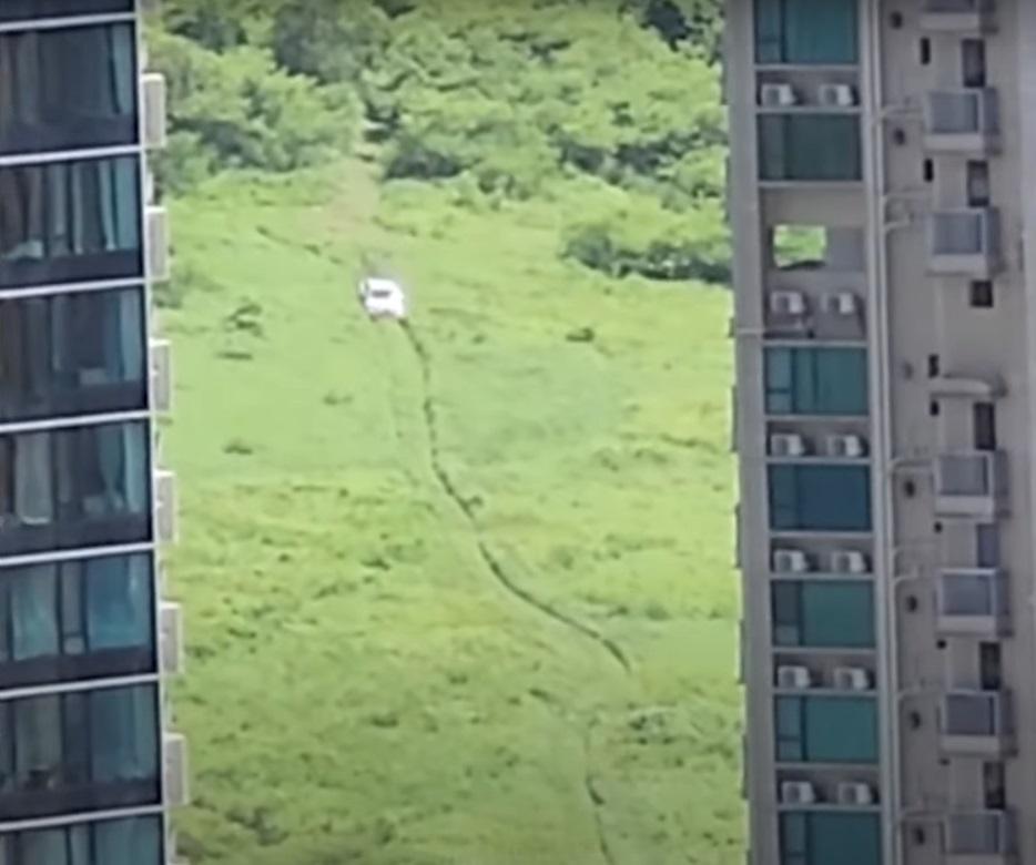 網上熱話|「藤原拓海」在將軍澳康城附近的山坡上下坡。(網片截圖)