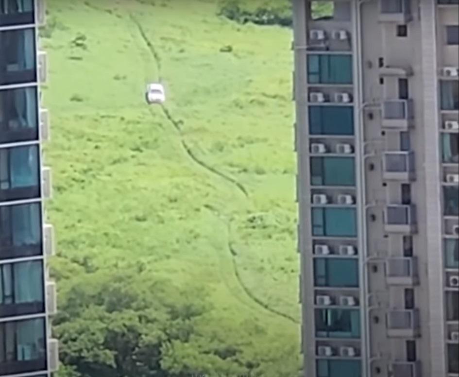 網上熱話|「藤原拓海」在將軍澳康城附近的山坡上下坡。(網片截圖)