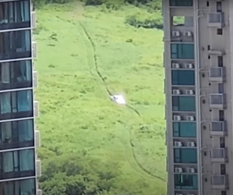 網上熱話|「藤原拓海」在將軍澳康城附近的山坡上下坡。(網片截圖)