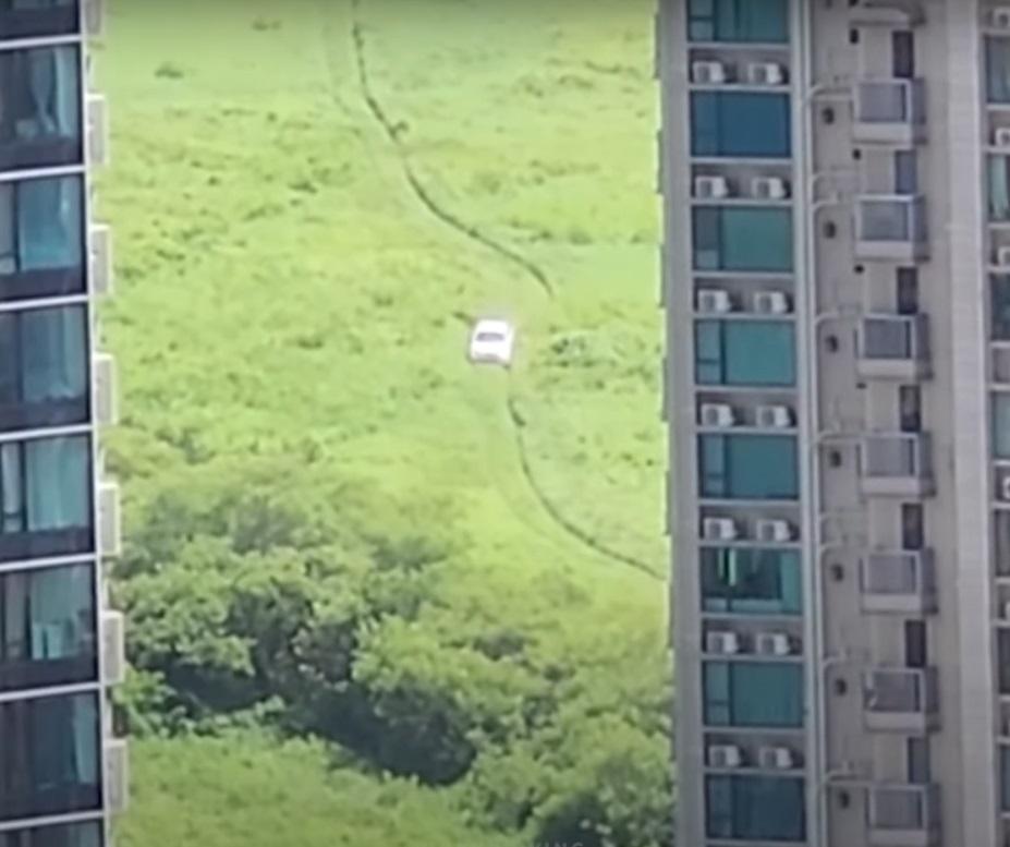 網上熱話|「藤原拓海」在將軍澳康城附近的山坡上下坡。(網片截圖)