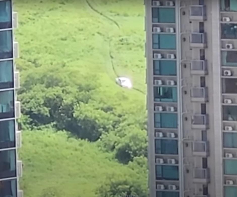 網上熱話|「藤原拓海」在將軍澳康城附近的山坡上下坡。(網片截圖)