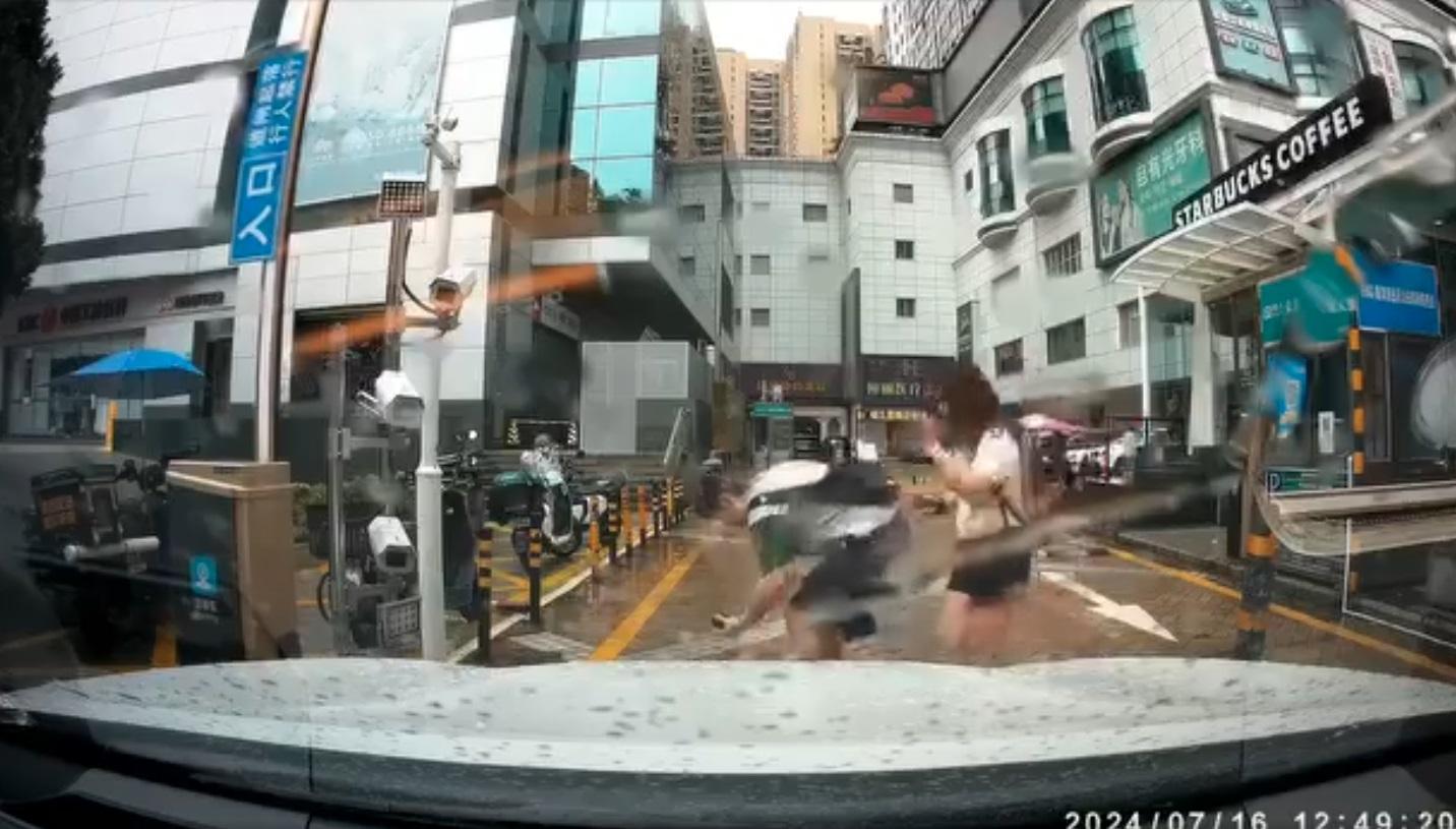 車Cam直擊|深圳男行馬路出閘遭欄杆撞到。(網片截圖)