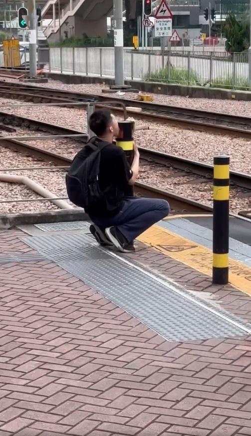 網上熱話|天水圍驚現半蹲「舔柱男」。(網片截圖)