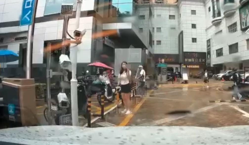 車Cam直擊|女伴懷疑做出不文的手勢。(網片截圖)