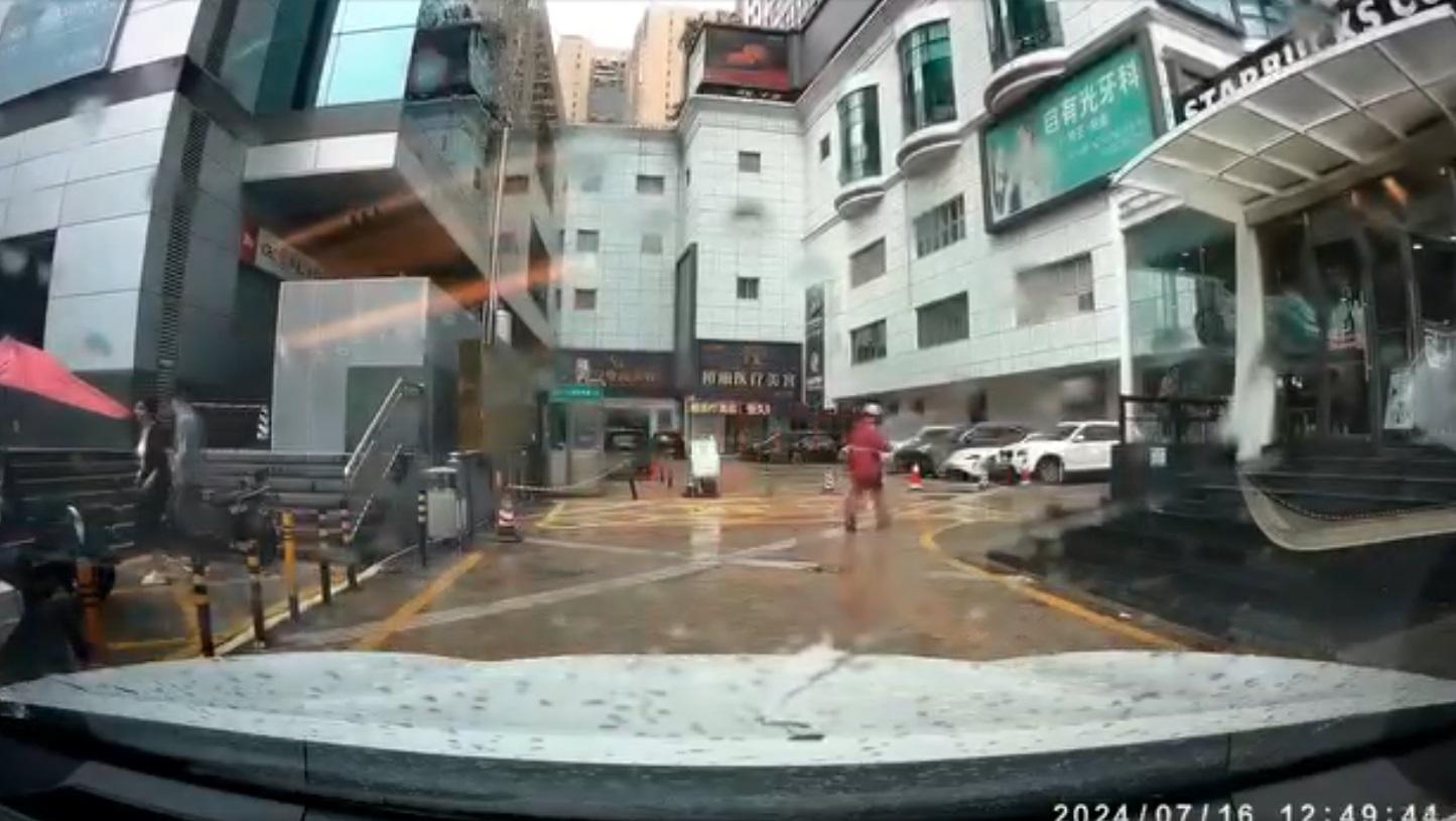 車Cam直擊|司機打開車窗,用普通話勸說這對男女。(網片截圖)