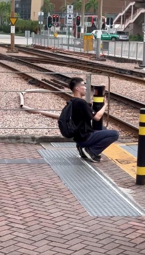 網上熱話|期間「舔柱男」一度停下來,用深情的目光望向路柱。(網片截圖)