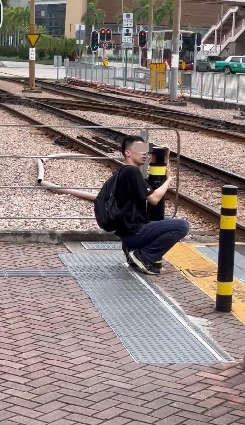 網上熱話|期間「舔柱男」一度停下來,用深情的目光望向路柱。(網片截圖)