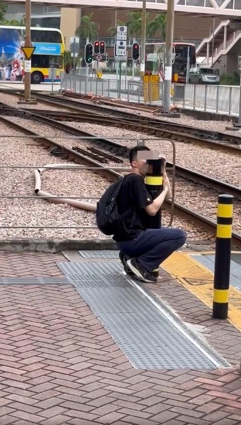 網上熱話|天水圍驚現半蹲「舔柱男」。(網片截圖)