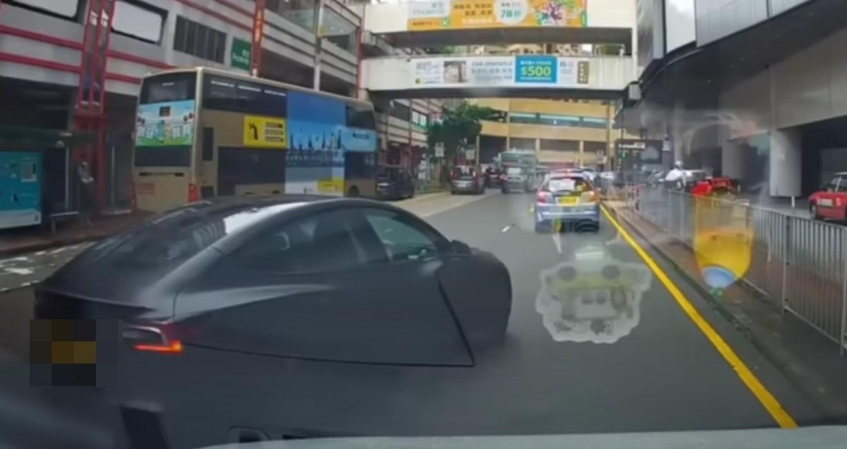 車Cam直擊|Tesla切線打尖入停車場。(網片截圖)