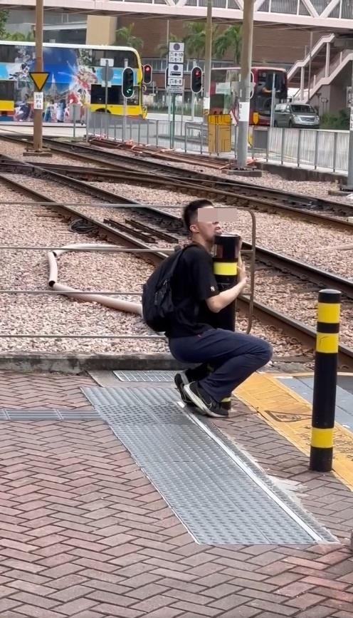 網上熱話|天水圍驚現半蹲「舔柱男」。(網片截圖)