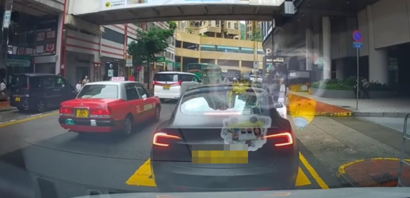 車Cam直擊|Tesla車主停在黃格上面。(網片截圖)