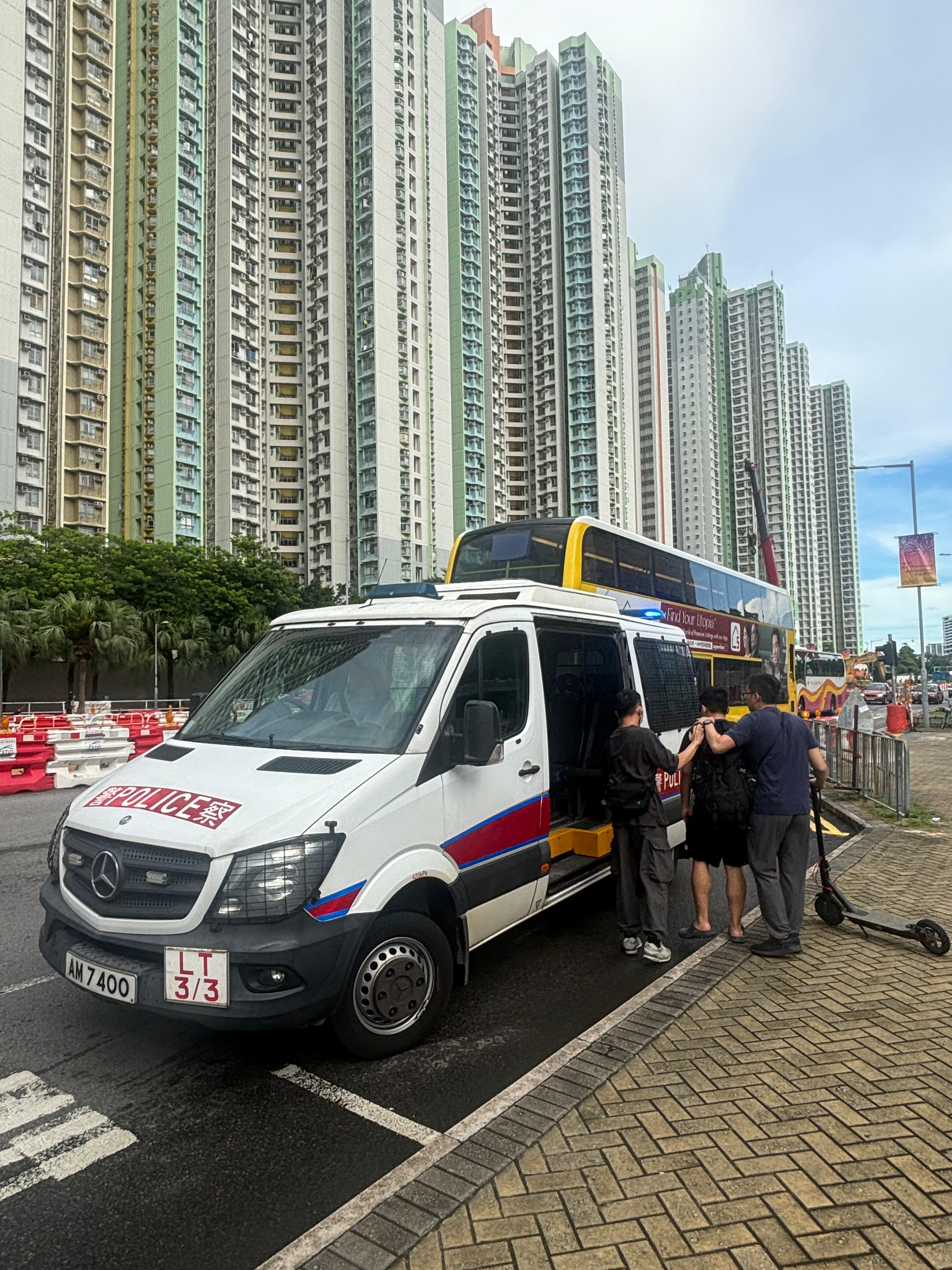 大嶼山警區交通日發逾百張「牛肉乾」,5人涉駕電動移動工具被捕。(警方提供)
